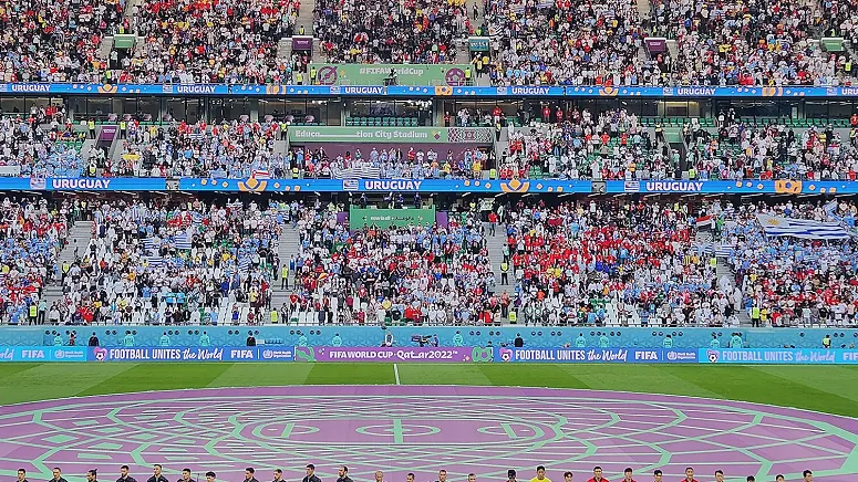 球场边球员与看台的实拍(国家队层面的时间尺度)